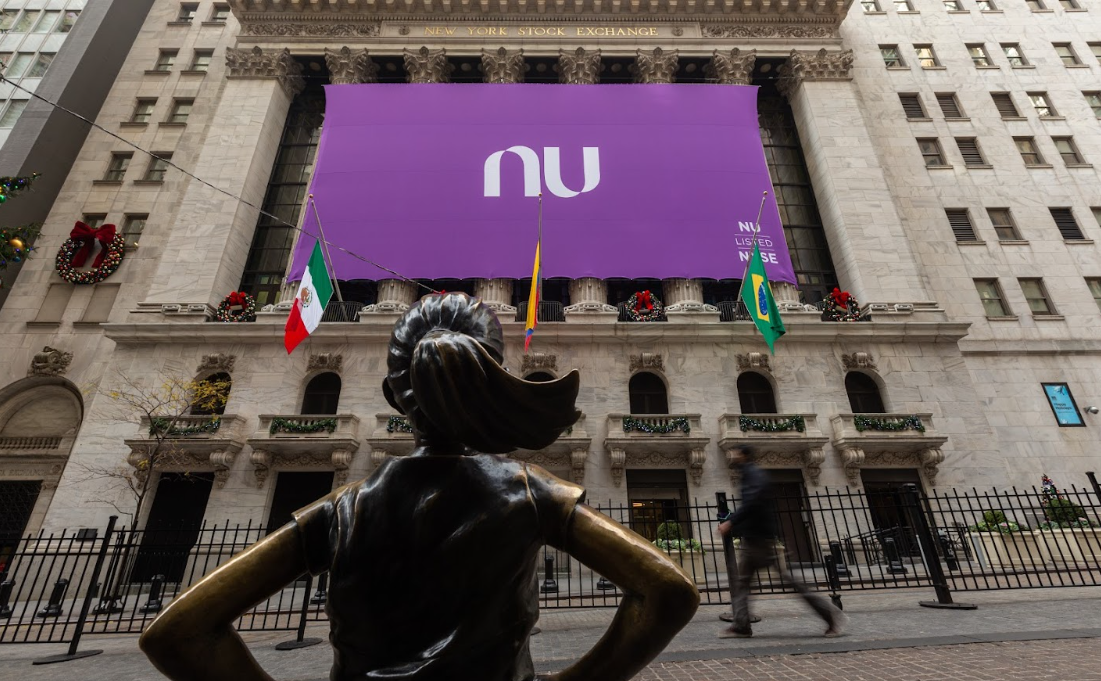 Nubank (ROXO34) avalia expansão para Argentina, impulsionada por reformas de Milei
