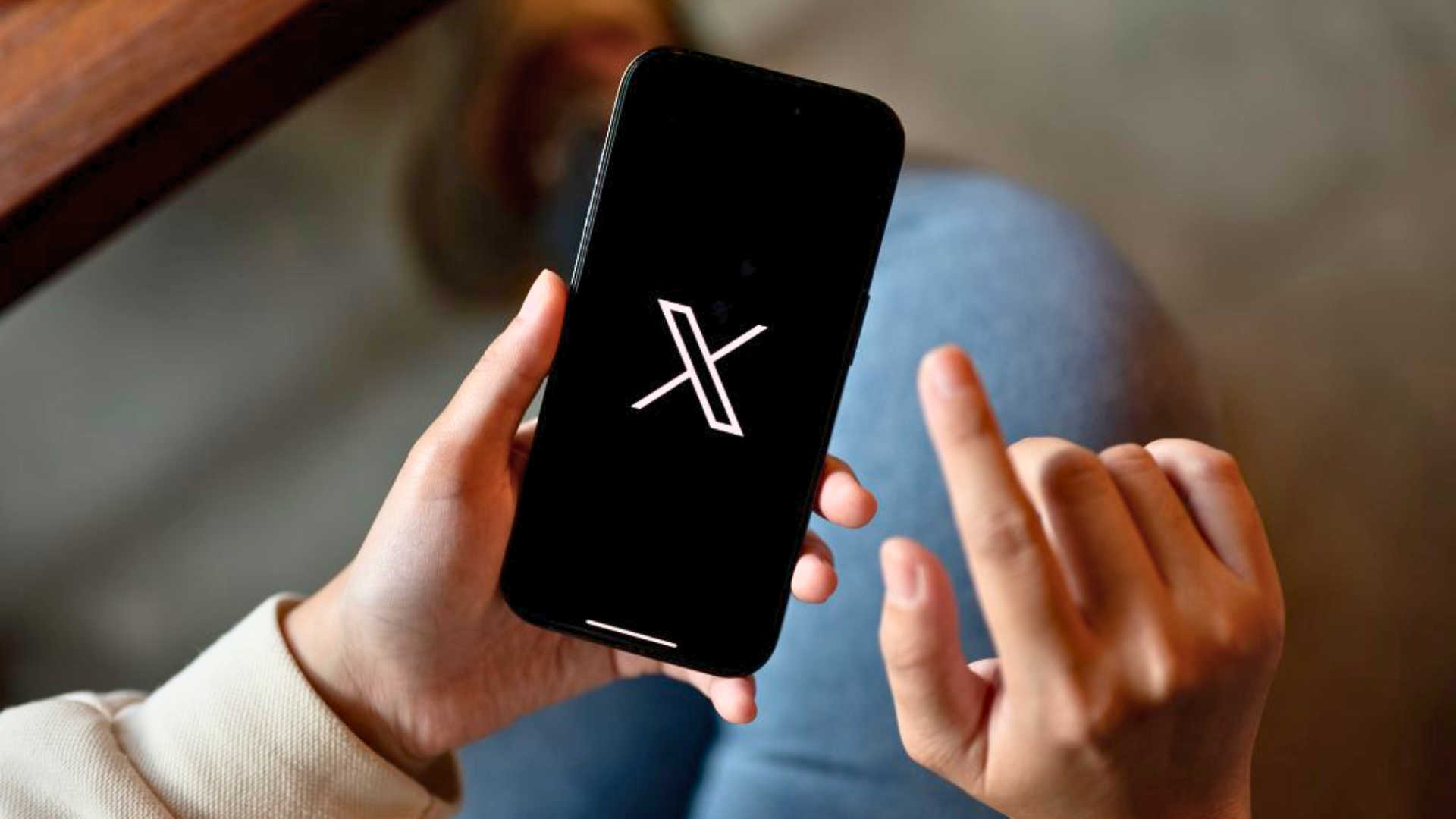 Erro em depósito de R$ 28 mi adia retorno do X no Brasil, decide Moraes