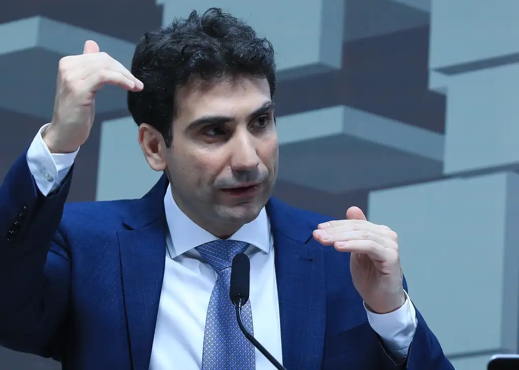 Gabriel Galípolo sugere juros altos por mais tempo 