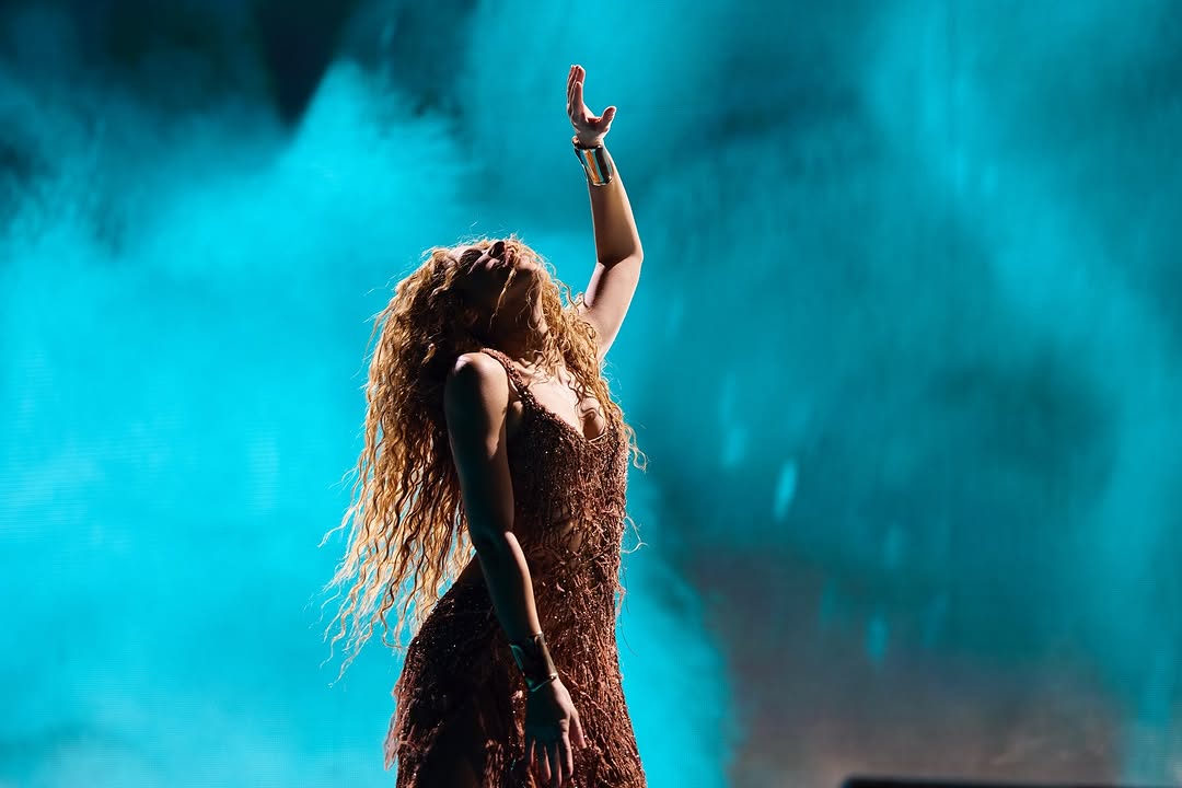 Shakira usa pulseira exclusiva da Tiffany com diamantes em turnê