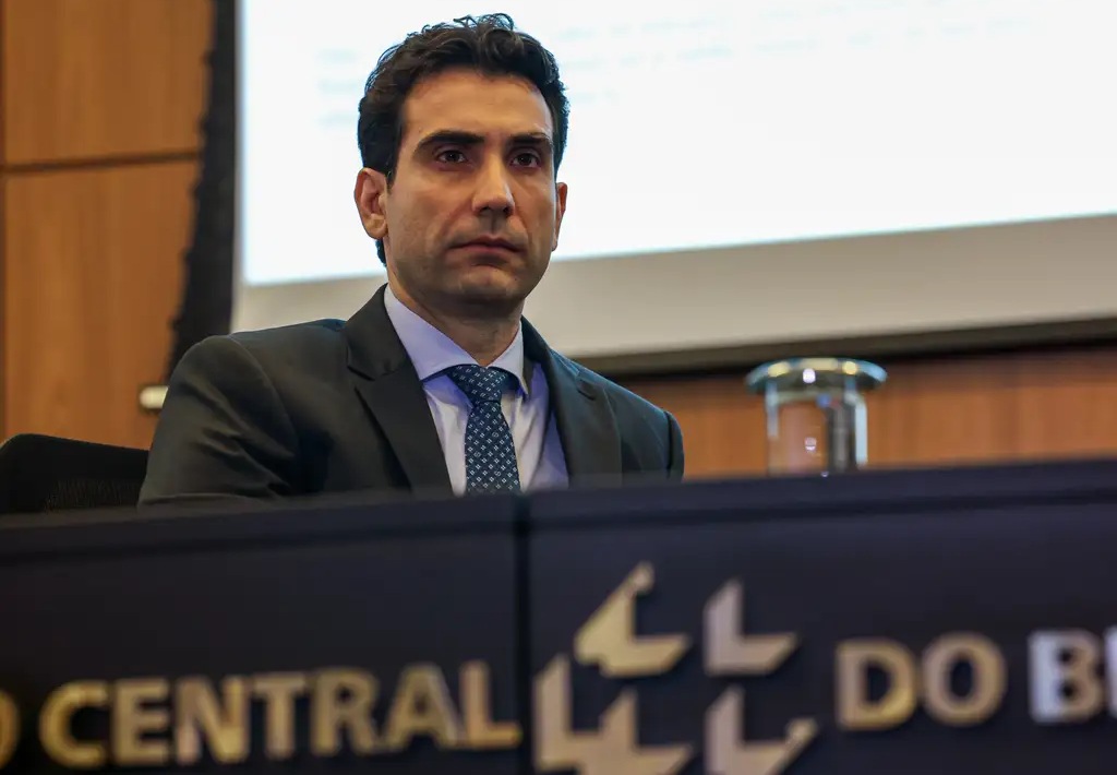 Galípolo: novas regras do PIX não visam enquadrar quem deve imposto