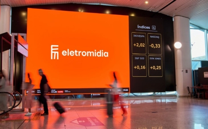 Imagem mostra um totem da Eletomídia (ELMD3)