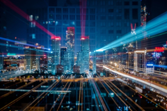Imagem em IA tendo uma cidade e infraestruturas para FI-Infras