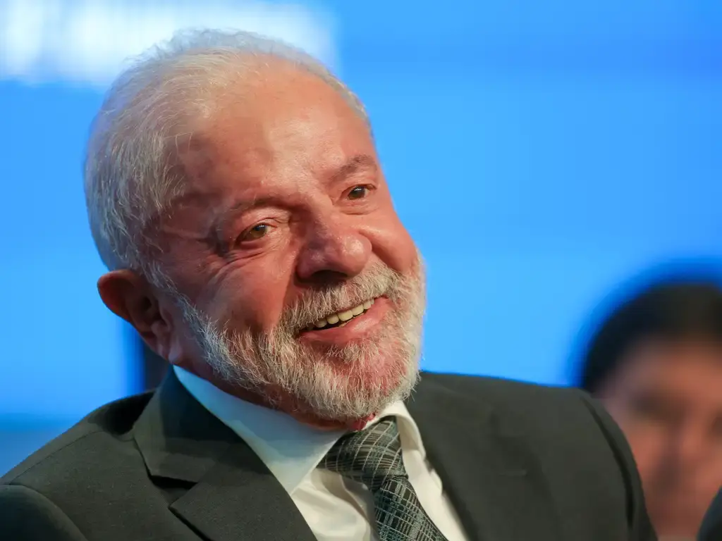 Lula assina isenção de conta luz para 60 milhões de pessoas