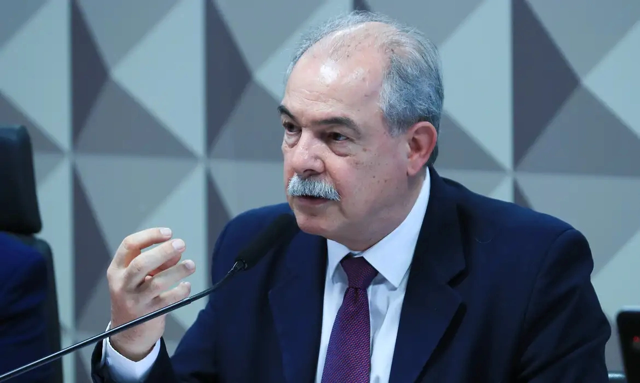 Mercadante propõe taxar remessas de criptomoedas ao exterior para compensar IOF