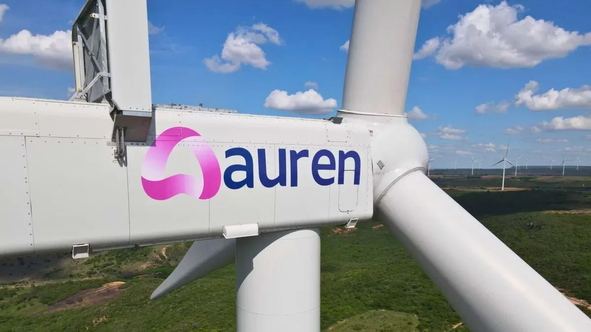 Logotipo da Auren Energia em uma turbina eólica, representando a empresa e a ação AURE3.