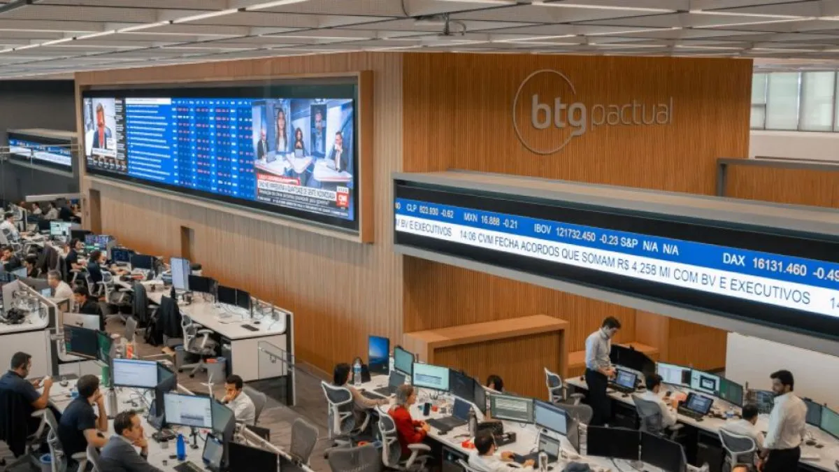 Interior da sede do BTG Pactual com telas de monitoramento, sobre BPAC11.