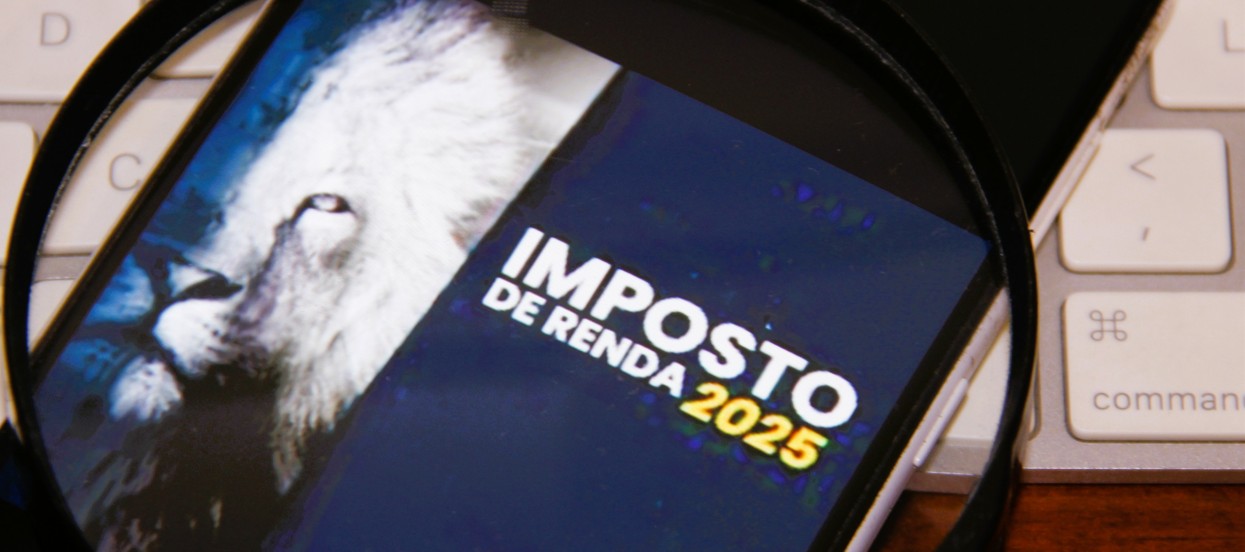 como receber restituição maior do IR: imagem de celular com imagem de IR 2025