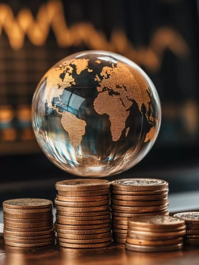 maiores juros reais do mundo: imagem de globo de vidro e pilhas de moedas