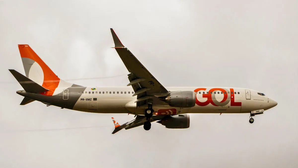Avião da GOL pousando ou decolando, simbolizando a recomendação de venda.