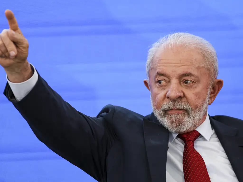 Aprovação de Lula sobe para 43%, mas maioria ainda desaprova