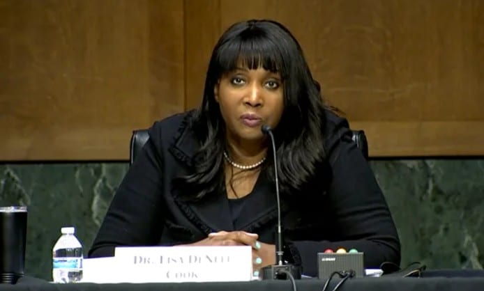 Trump demite Lisa Cook, diretora do Fed, e caso pode parar na Suprema Corte