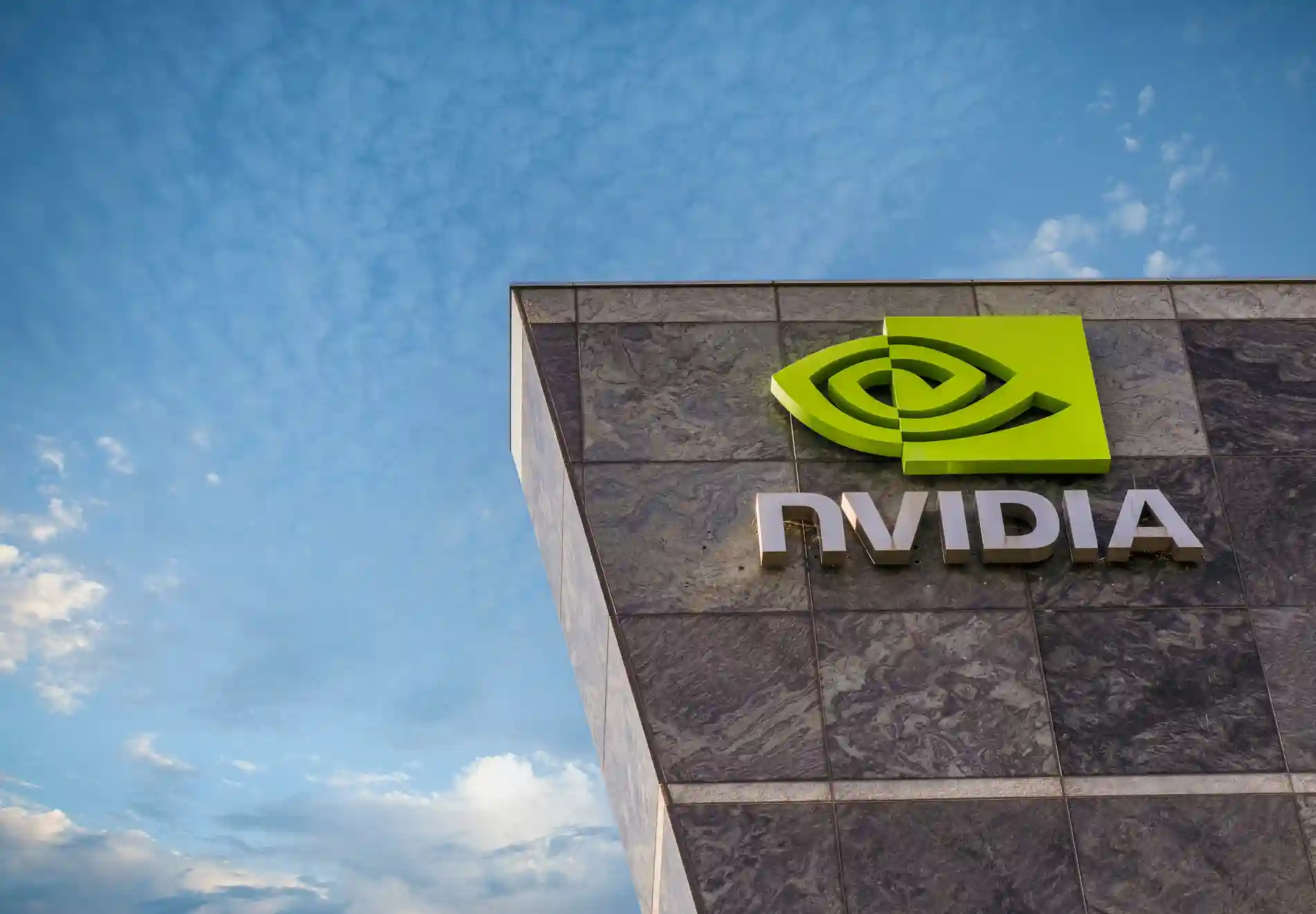 Nvidia e AMD vão pagar 15% aos EUA sobre vendas de chips à China
