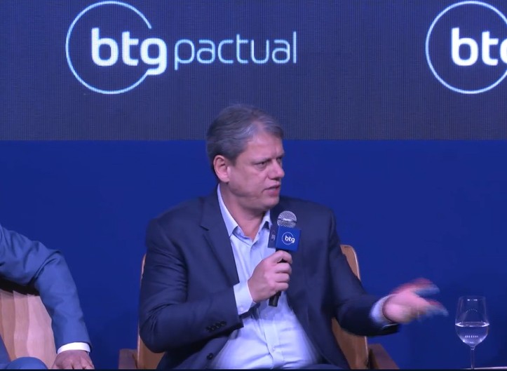 Lula e Tarcísio aparecem empatados em pesquisa para 2026