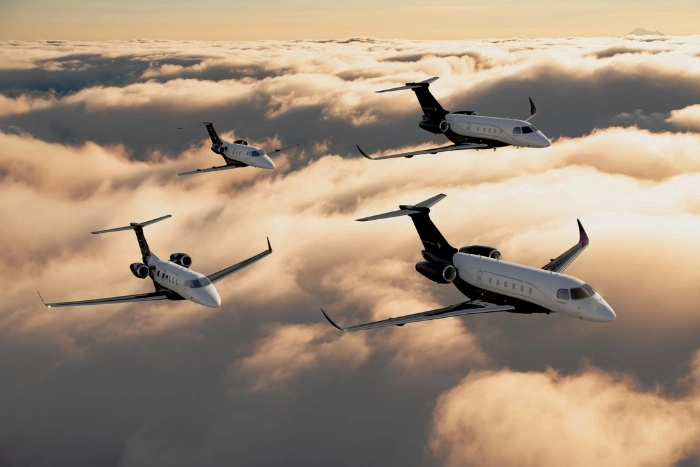 Aviões da Embraer (EMBR3) voam no céu