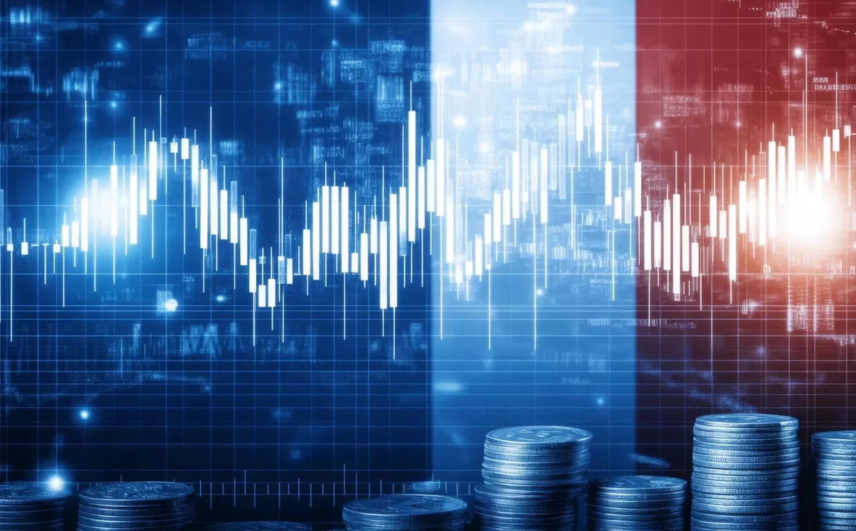 Fitch rebaixa nota de crédito da França: imagem da bandeira da França e pilhas de moedas