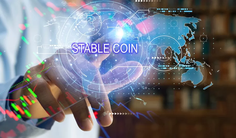 stablecoins: imagem de pessoa apontando em um mapa, com palavra stablecoin em destaque