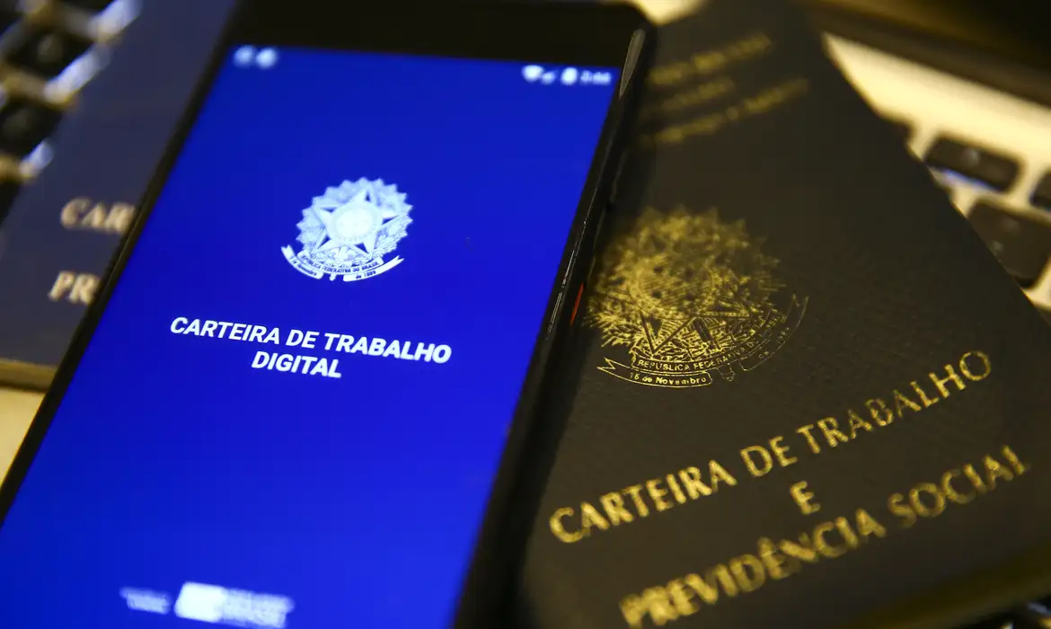 Taxa de desocupação cai em julho