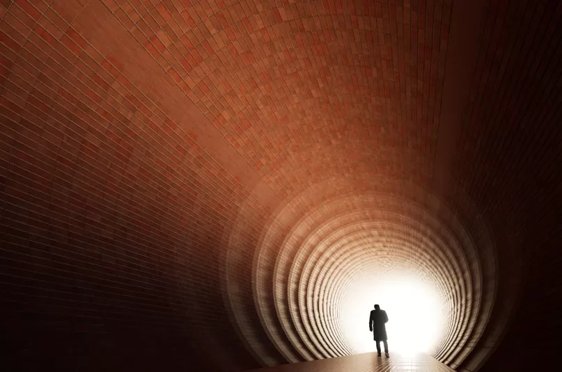 túnel Santos-Guarujá: imagem de homem caminhando para saída de túnel
