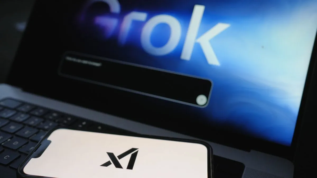 Laptop com o logo do Grok na tela e um celular com o logo da xAI, a startup de inteligência artificial de Elon Musk.