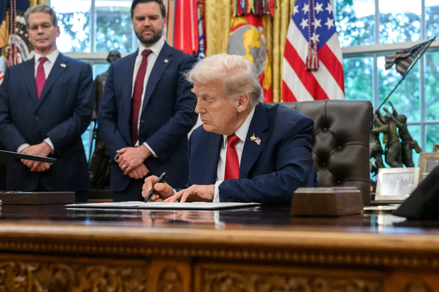 Trump e China: presidente norte-americano assina ordem executiva na Casa Branca
