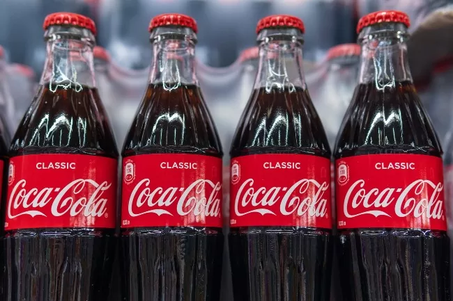 Garrafas de Coca-Cola lado a lado