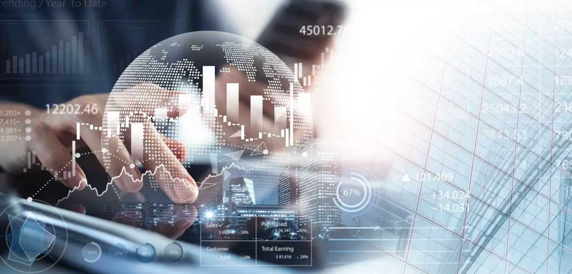 crescimento global: imagem de pessoa ao computador, com projeções sobre gráficos e globo terrestre, dando ideia de crescimento global