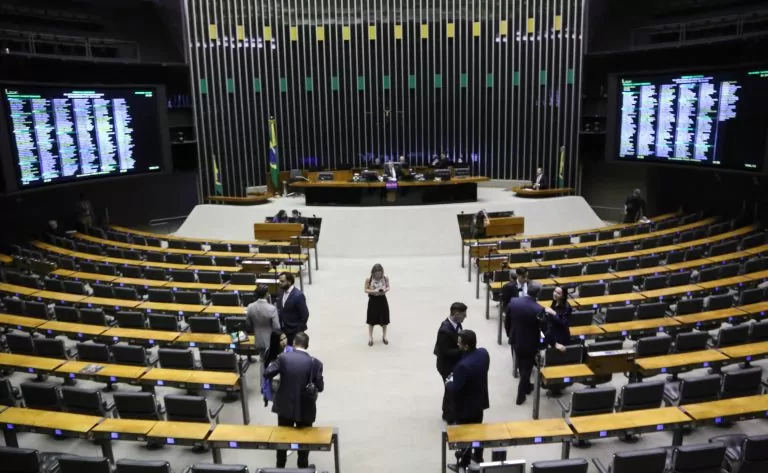 Plenário vazio da Câmara, que decidiu retirar de pauta a MP 1303