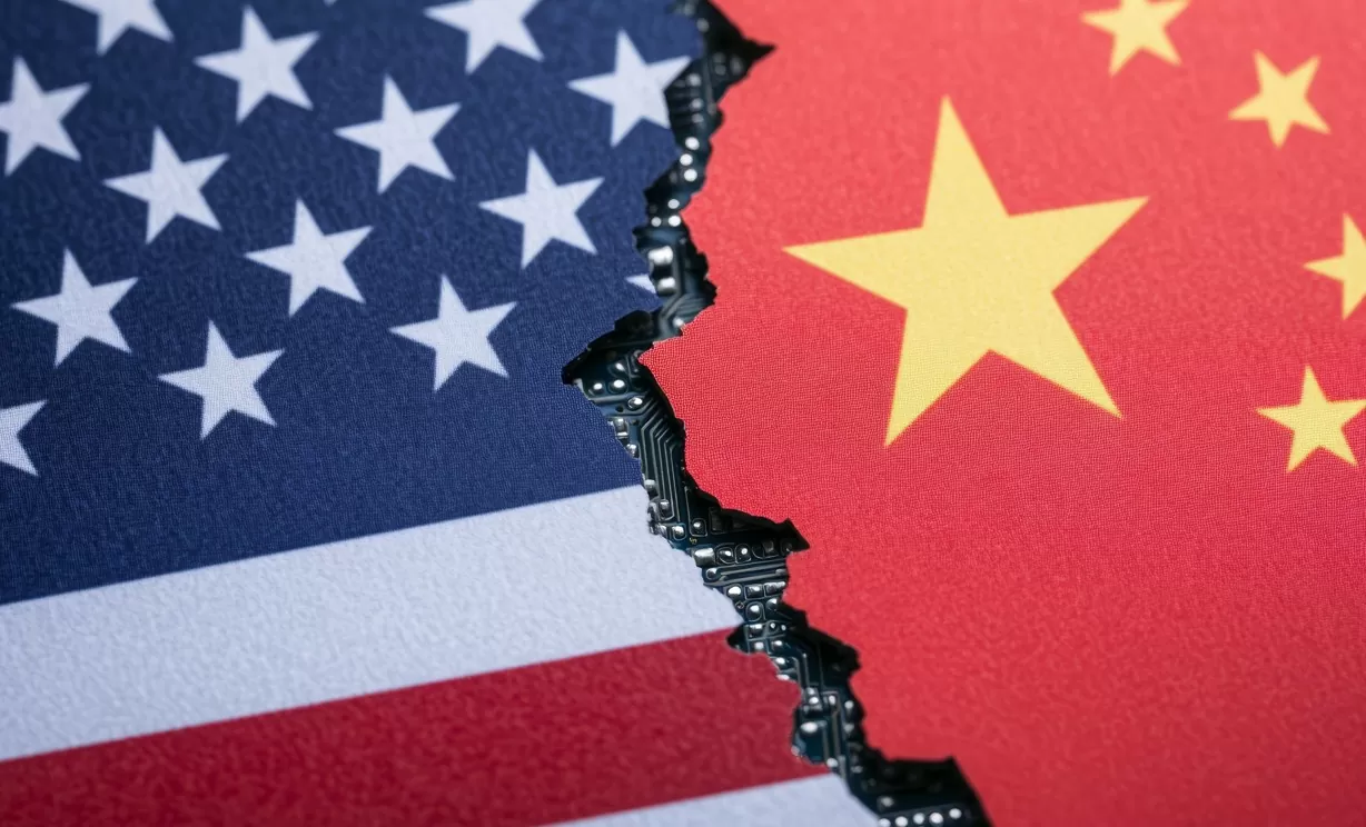 Trump e tarifas sobre produtos chineses: imagem de bandeiras dos dos países, com chip atrás