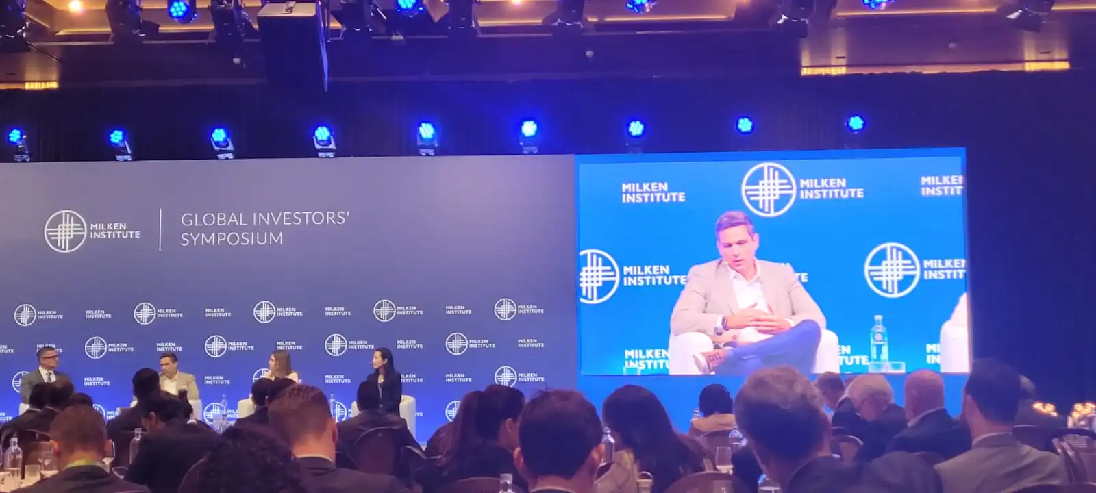 O ex-presidente do Banco Central, Campos Neto, discursando em um simpósio para investidores, destacando o impacto do Pix e Open Finance.