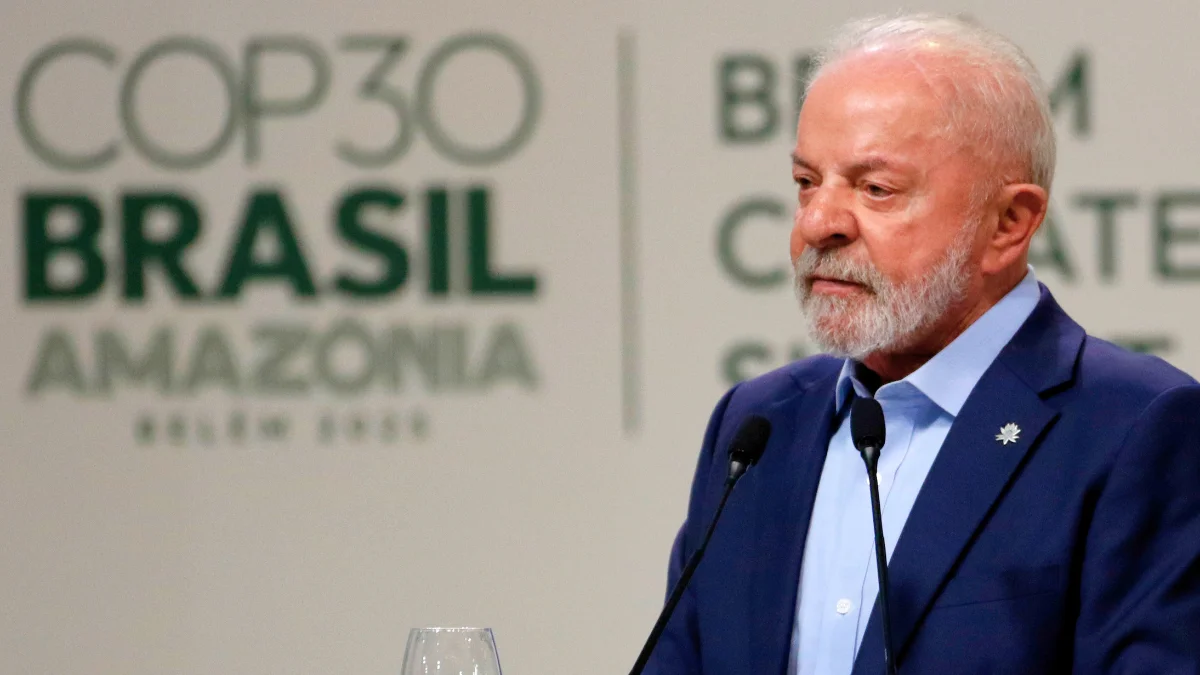 O presidente Lula (Luiz Inácio Lula da Silva) discursando em um evento com o logo da COP30 (Brasil Amazônia) ao fundo, ilustrando a perda de fôlego na disputa presidencial.