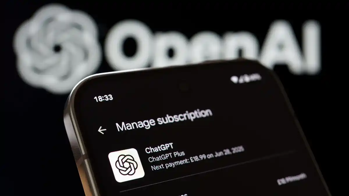 Tela de um smartphone mostrando o aplicativo da OpenAI com a opção "Manage Subscription", ilustrando a crise após a fala da CFO.