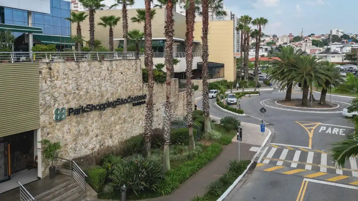 Fachada externa do Park Shopping São Caetano, cercado por palmeiras, simbolizando a inclusão do ativo que fortalece a tese premium do FII HGBS11.