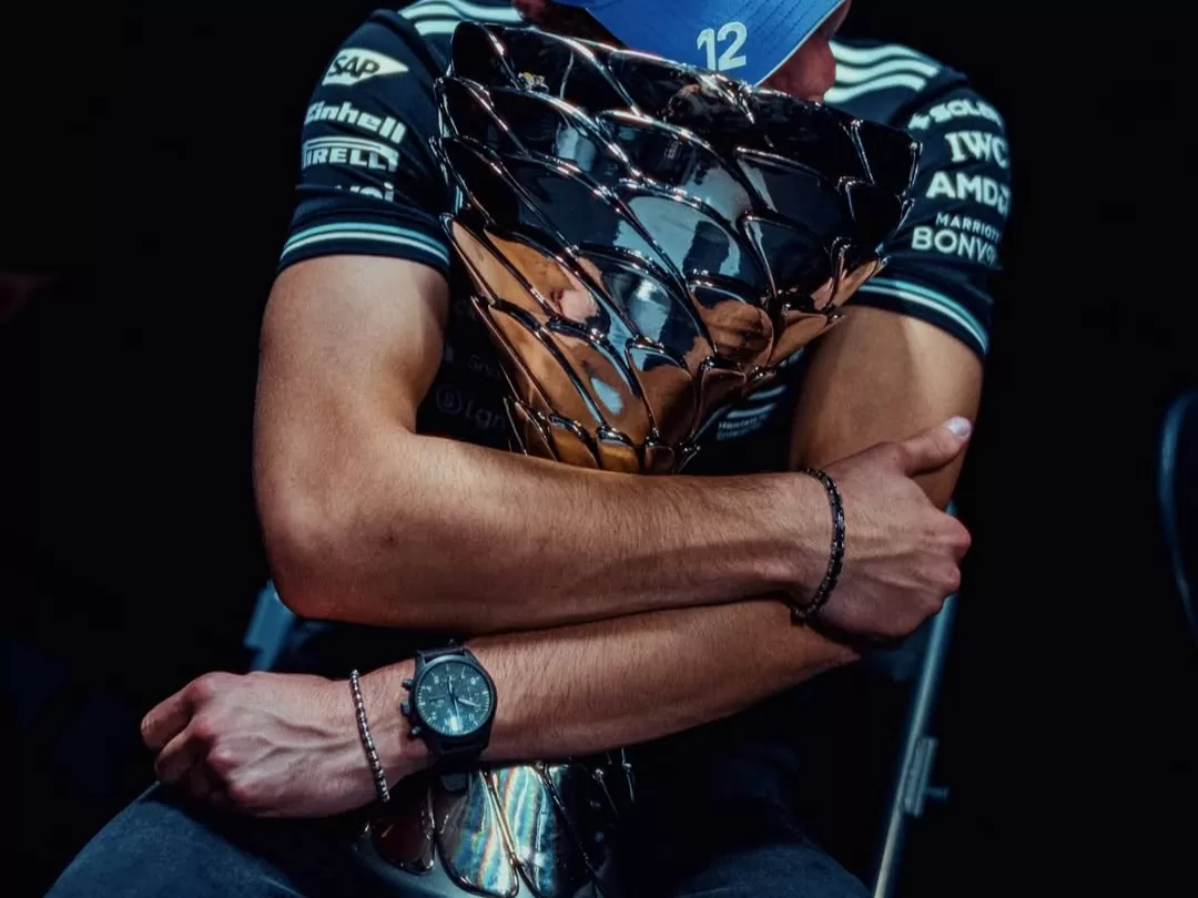 Foto de kimi.antonelli com taça e relógio no pulso