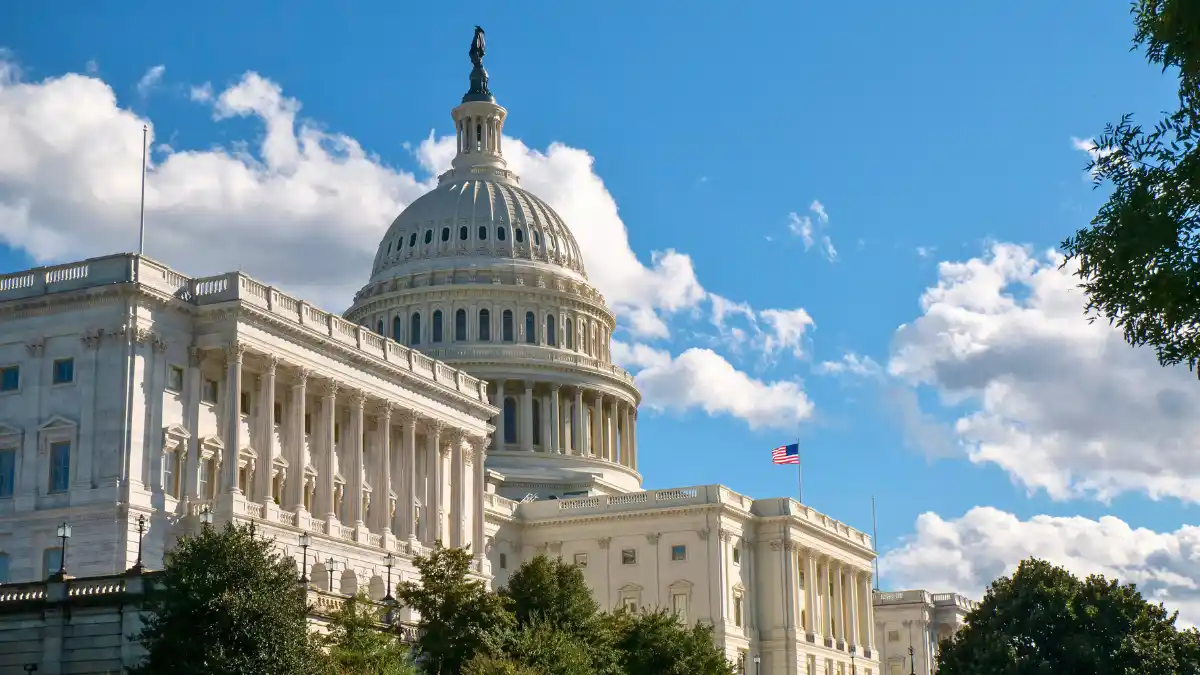 Edifício do Capitólio dos EUA em Washington D.C., sob um céu azul, simbolizando a decisão do Senado sobre a política externa em relação à Venezuela.