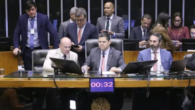 Congresso aprova LDO 2026 com meta de superávit