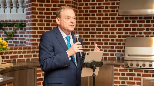 Kevin Hassett, diretor do Conselho Econômico Nacional dos EUA, falando em um evento, simbolizando o motivo pelo qual ele desponta como favorito de Donald Trump para a sucessão no Fed.