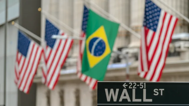 Gráficos de mercado em telas de trading room com um mapa-múndi e a bandeira do Brasil, simbolizando a esperada retomada dos IPOs de empresas brasileiras nos EUA.