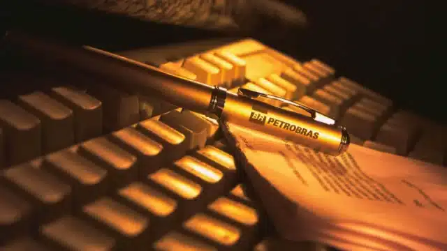 Plataforma de petróleo em alto mar da Petrobras, representando a expansão da produção no pré-sal com a entrada em operação do FPSO P-78 no campo de Búzios em 2026.