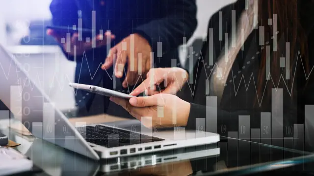 Investidores analisam dados de investimentos para matéria da Anbima