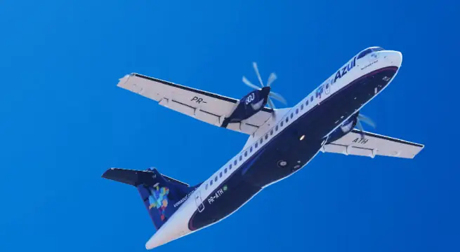 Avião da Azul voa no céu