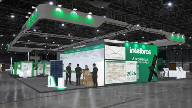 Stand da Intelbras em uma grande feira de tecnologia, simbolizando o ano de "arrumação da casa" e a busca por reequilíbrio operacional em 2026.