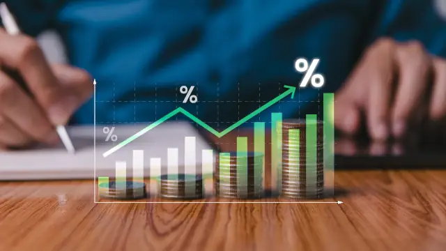 Mãos fazem cálculos sobre investimentos