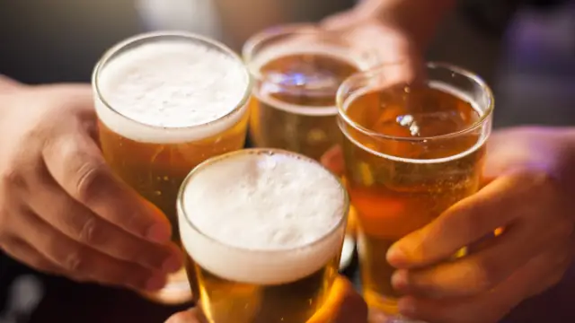 Mercado de bebidas no Brasil enfrenta ano volátil com queda no consumo de cerveja