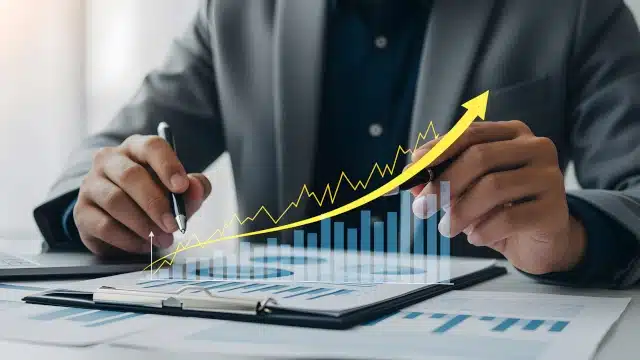 Imagem de investidor com carteira de ações