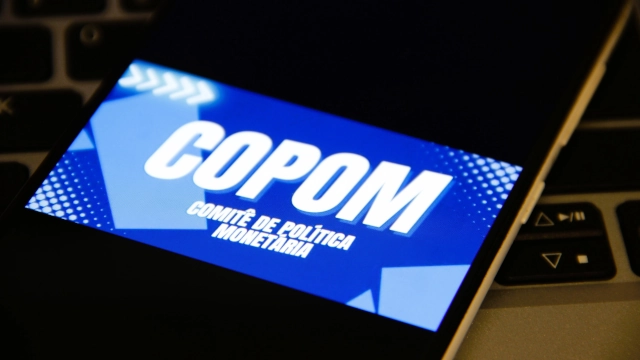 Logo do Copom em um celular