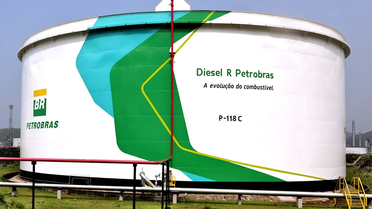 Tanque de Diesel R da Petrobras na Refinaria Presidente Bernardes (RPBC) em Cubatão (SP)