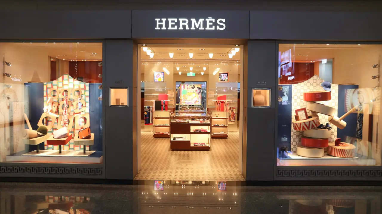 Conflito no Irã derruba ações da Hermès e frustra mercado de luxo