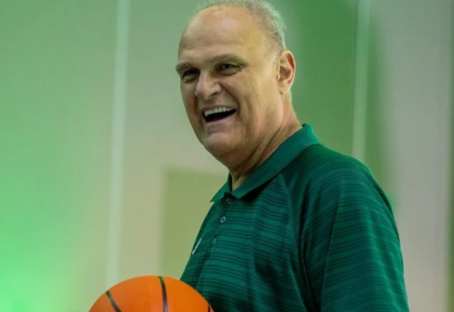 Oscar Mão Santa segura uma bola de basquete