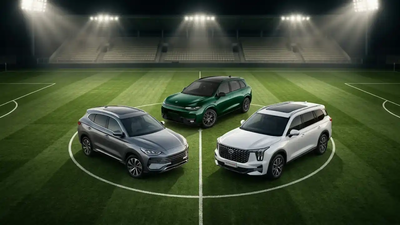 Três SUVs modernos posicionados no círculo central de um gramado de estádio de futebol iluminado por fortes holofotes noturnos. À esquerda, um SUV cinza metálico (estilo BYD); ao centro, um SUV verde escuro (estilo Leapmotor); e à direita, um SUV branco perolado (estilo GAC). A composição em triângulo destaca o design futurista, grades frontais imponentes e faróis em LED sob a atmosfera épica de uma arena esportiva.